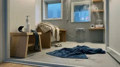 冬の背中・すねのムズムズはなぜ止まらない？入浴の温度と「保湿の3分」の話